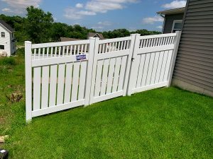 Grand Island fencing company residential fence contractors Nebraska privacy semi-privacy board on board shadow box alternating picket staggered vinyl wood PlyGem Bufftech Enduris Barrett Bufftech white Khaki chestnut brown sandstone tan back yard backyard perimeter security visibility