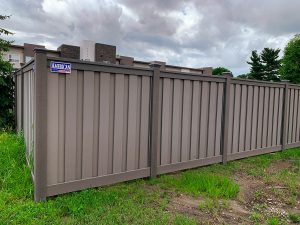 Grand Island fence company residential fencing contractors Nebraska board on board shadow box picket alternating staggered wood vinyl bufftech enduris plygem bufftech barrett home depot lowes menards tan sandstone white sandstone kahki cracking chipping splitting UVB residential backyard perimeter security visibility