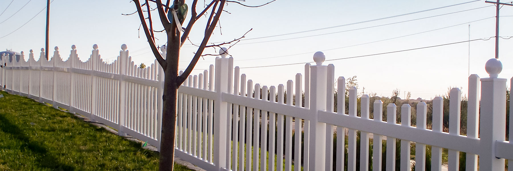 Grand Island residential fence company fencing contractors Nebraska overscalloped arched picket plank vinyl wood cedar western red cedar alternating board on board cap red cedar white khaki chestnut sandstone tan UVB sun solid french scalloped 